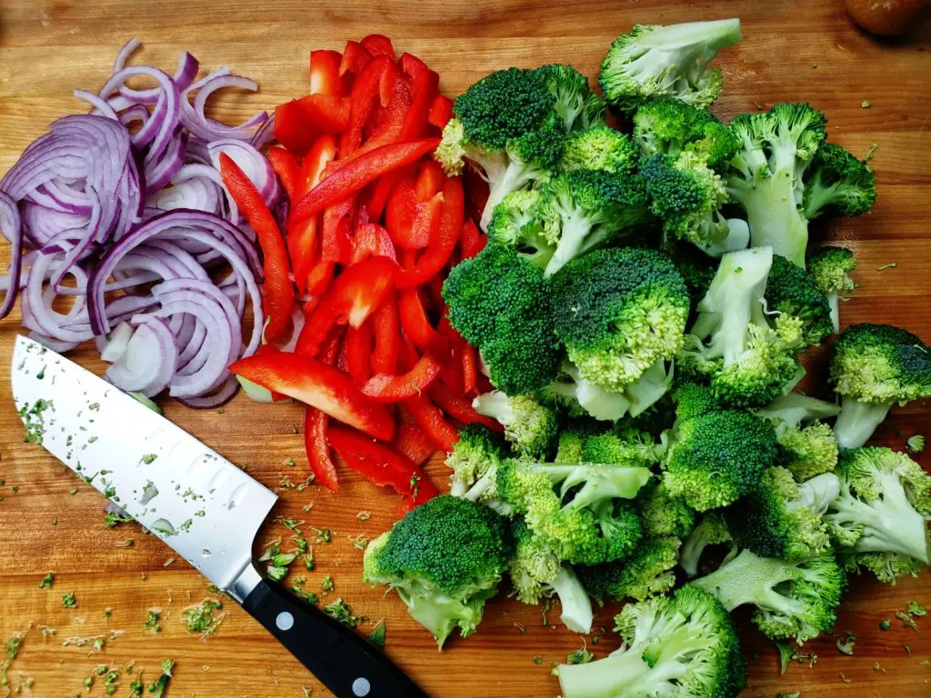 sliced red onion, red pepper and broccoli florets