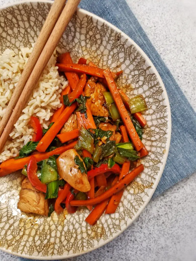chicken and vegetable stir fry with brown rice
