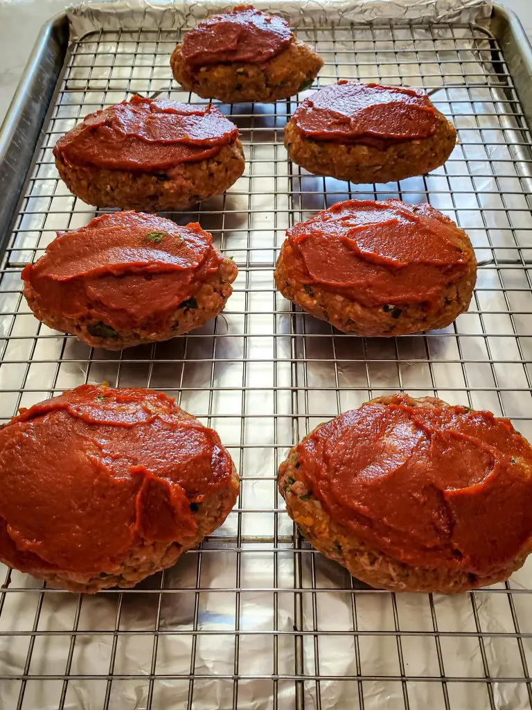 image d'un mini pain de viande individuel sur une plaque à pâtisserie