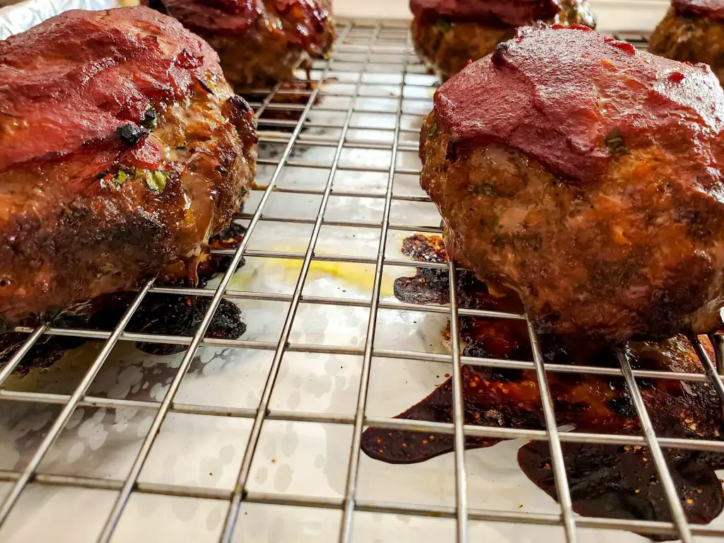 imagen de un mini pastel de carne horneado en una bandeja con rejilla